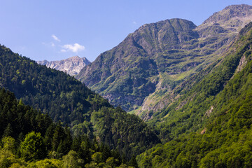 Fototapeta premium Paysage au départ du sentier de randonnée vers le Lac d’Oô dans les Pyrénées à côté de Bagnères-de-Luchon