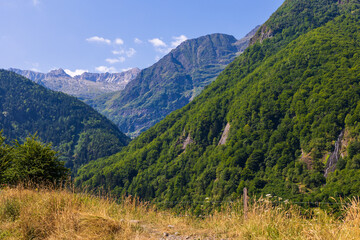 Paysage au départ du sentier de randonnée vers le Lac d’Oô dans les Pyrénées à côté de...