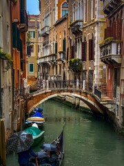 Fototapeta premium Rainy gondola ride through the Venice canals 