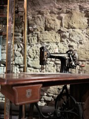 Fototapeta premium A collection of antique sewing machines displayed in a vintage setting, showcasing intricate details and craftsmanship. These machines represent a bygone era of sewing and textile production