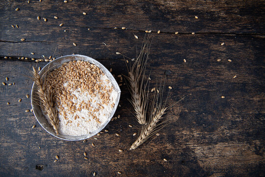 Fresh ground wheat flour with the kernel