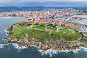 Gijòn, la plus grande villes des Asturies.
