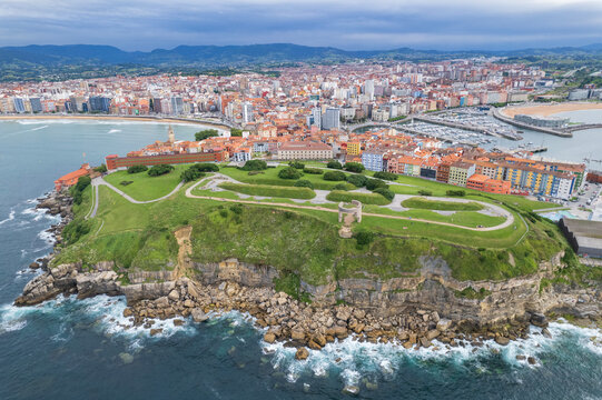 Gij&ograve;n, la plus grande villes des Asturies.