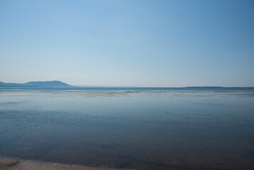 Fototapeta premium 穏やかな大きな湖の風景 遠浅で鳥たちが羽を休める