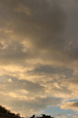 Serenata al atardecer: una sinfonía de nubes y luz
