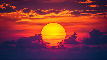 Obraz premium Breathtaking Sunset Sky with Dramatic Clouds and Glowing Sun