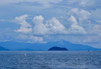 厳しい残暑の琵琶湖と青空