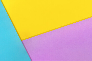 紫色と黄色に水色の画用紙がかぶさる背景のデザイン