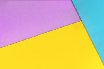 紫色と黄色の隅に水色の画用紙が重なる背景