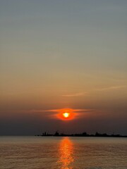 Naklejka premium The sunset over the sea