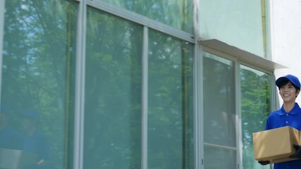 荷物を運ぶ作業員 - Powered by Adobe