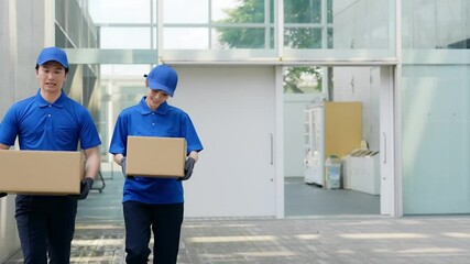 荷物を運ぶ作業員 - Powered by Adobe