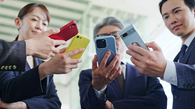 スマホを使うビジネスパーソンのグループ