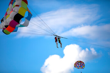 베트남 다낭에 있는 유명한 관광 명소인 미케 비치 해변에서  패러 글라이딩을 하는 모습이다.