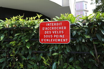 Panneau interdiction d'accrocher les vélos