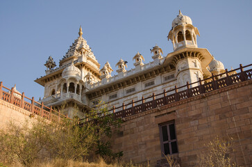 Obraz premium Beautiful architecture of Jaswant Thada cenotaph, in memory of Maharaja Jaswant Singh II, intricately carved sheets of Makrana marble, Jodhpur, Rajasthan, India, Asia.