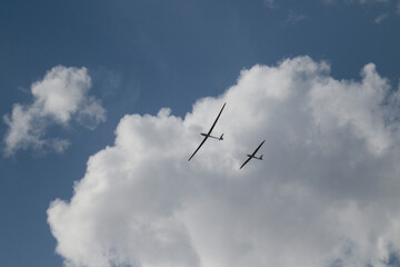 Planeur et un drone en vol