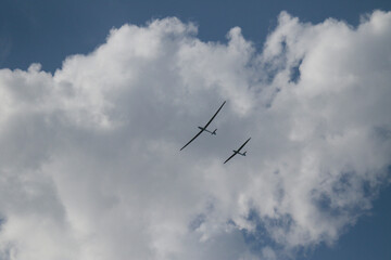Planeur et un drone en vol