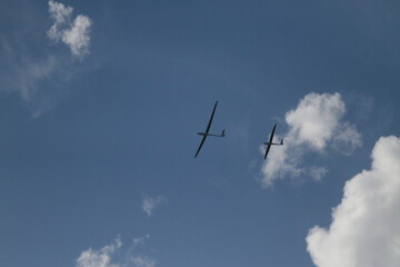 Planeur et un drone en vol