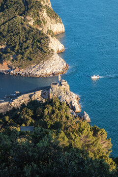 Fototapeta Scatto al tramonto con teleobiettivo sulla Chiesa di San Pietro, isola Palmaria, comune di Portovenere, provincia di La Spezia, Liguria, Italia, Europa