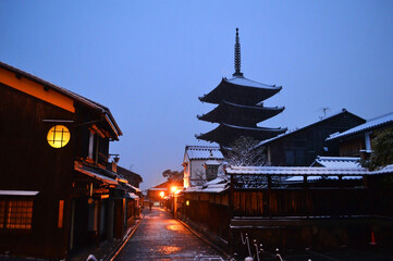 Obraz premium 雪舞う夜明けの京都市東山区 八坂の塔