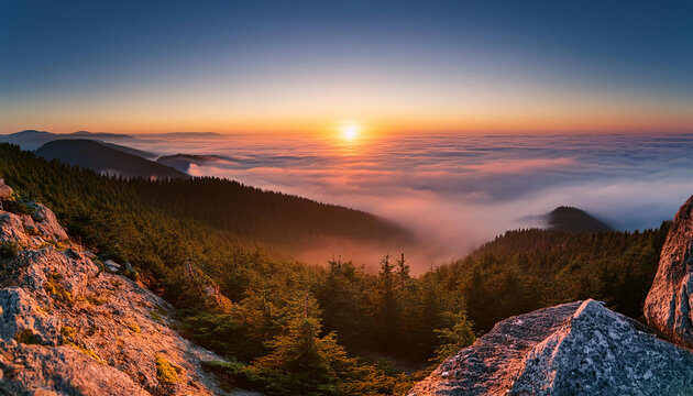 Amanecer desde la monta&ntilde;a sobre un bosque mediterr&aacute;neo en el que se posa la niebla