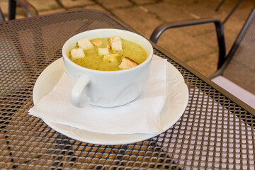 Broccoli cream soup with croutons