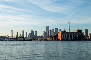 Orilla de Brooklyn junto desde la isla de Manhattan, New York. Edificios del barrio de Williamsburg a orillas del río Este.