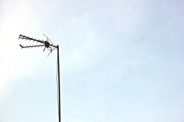 Obraz premium during the day and the sky is not so blue there is a television antenna standing upright