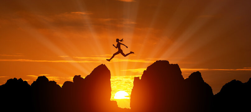 ジャンプする女性