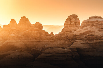 Schluchten, Klippen und Felsformationen bei goldener Stunde beim Sonnenaufgang im Wüstenland AlUla Medina Saudi-Arabien Sonnenuntergang