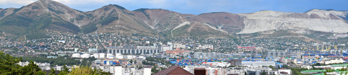 Obraz premium A breathtaking view of mountains looming over a vibrant city below, showcasing nature and urban life.