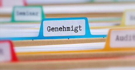 Akten mit der Beschriftung Genehmigt