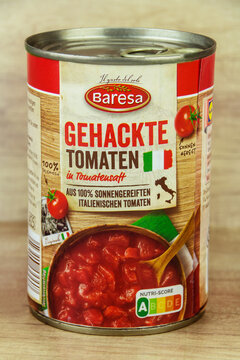 1 Dose Baresa gehackte Tomaten Tomatensauce auf Holz Hintergrund