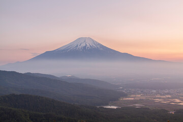 Fototapeta premium 忍野村二十曲峠から朝焼けの富士山