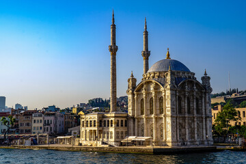 Naklejka premium Türkiye. Istanbul. The Ortakoy Mosque under a blue sky