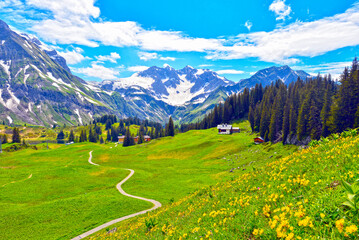 Wanderweg vom Hochtannbergpass in Warth zum Körbersee in Schröcken (Vorarlberg, Österreich)	