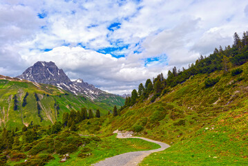 Obraz premium Wanderweg am Hochtannbergpass in Warth Vorarlberg, Österreich 