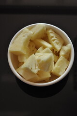 tigela de abacaxi cortado 