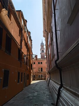 Fototapeta narrow street in venice