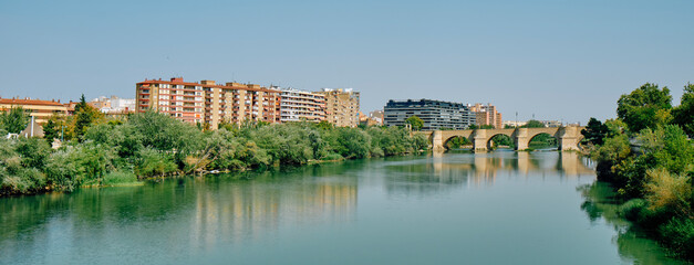 Obraz premium Ebro River and Puente de Piedra bridge in Zaragoza