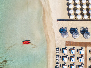 Porto Cesareo,  Torre Lapillo, Salento. La spiaggia e il mare turchese dall'alto, in una mattina d'estate. Puglia, Lecce, Italia © Andrea Carro