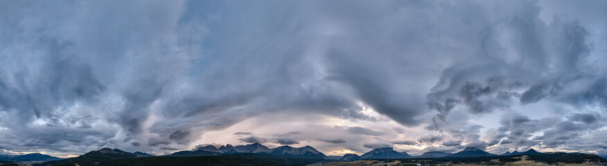 Obraz premium Dramatic Stormy Sunset Cloudscape Over Alberta Mountains