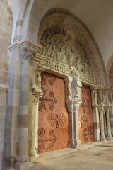 Basilique de Vézelay : portail central et grand tympan du narthex (vue latérale)