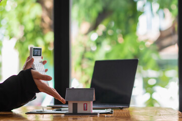 Real estate dealers are introducing home models to help customers make purchase decisions and sign purchases, as well as home and property insurance for the safety of their home and family.