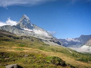 Un chemin de randonné avec vue sur le Matterhorn