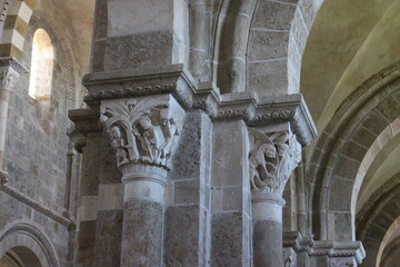 Basilique de Vézelay (intérieur) : chapiteaux de la nef (saint Martin et l'arbre des païens et...