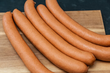 Frankfurter W&uuml;rstchen in der K&uuml;che liegend