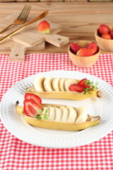 frutas frescas cortadas, banana e morango