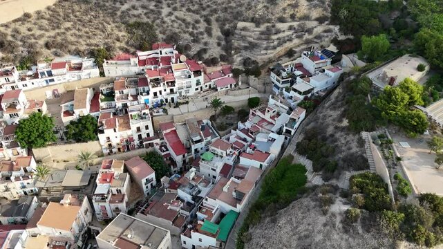 El Barrio di Alicante, Spagna. 
Vista Aerea del caratteristico quartiere di Santa Cruz di Alicante, meta turistica della Costa Blanca della Spagna.